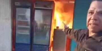 مواطن يشعل النار في كشكه بالإسماعيلية بعد قرار إزالته