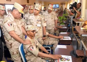 وزير الدفاع والإنتاج الحربى يتفقد إحدى وحدات التدريب الأساسى بالقوات المسلحة