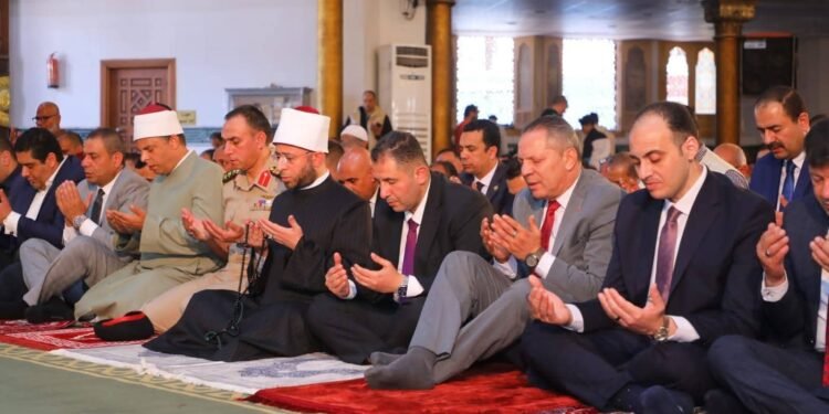 محافظ دمياط و وزير الأوقاف يؤديان شعائر صلاة الجمعة بمسجد الرحمة برأس البر