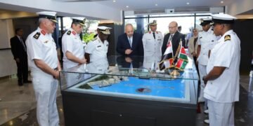 قائد القوات البحرية يلتقي قائد القوات البحرية الكينية