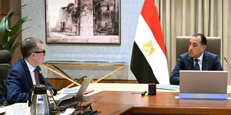 رئيس الوزراء يتابع مع وزير التخطيط الموقف التنفيذي لخطة العام المالي 2026/2025 وجهود متابعة الأداء وحوكمة الاستثمارات العامة