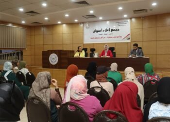 إستجابة لرؤية الدولة فى مواجهة القضية السكانية .. محافظ أسوان يتابع جهود وحدة السكان لدعم الشباب وتحسين الخصائص السكانية