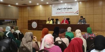 إستجابة لرؤية الدولة فى مواجهة القضية السكانية .. محافظ أسوان يتابع جهود وحدة السكان لدعم الشباب وتحسين الخصائص السكانية