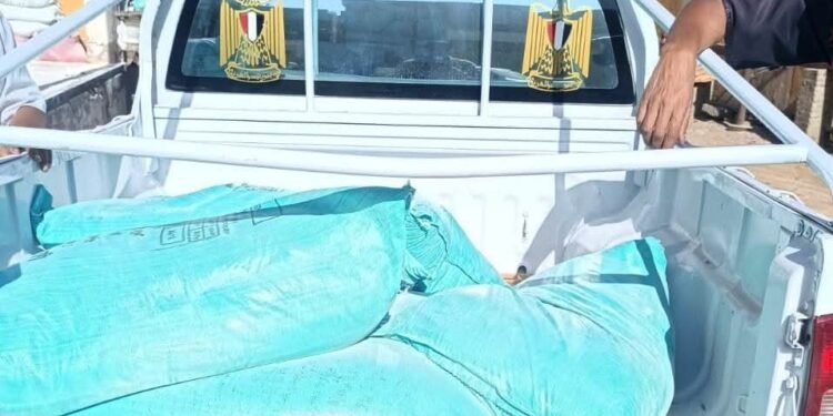 محافظ أسوان يكلف بإستكمال جهود الحملات التفتيشية لمسئولى التموين.. تحرير 20 محضر مخالفة فى مجال المخابز والأسواق