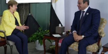 الرئيس السيسي يصل إلى أوغندا في زيارة رسمية.. ويستعرض حرس الشرف بمطار عنتيبي قبل لقاء موسيفيني
