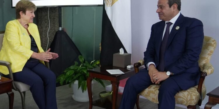 الرئيس السيسي يصل إلى أوغندا في زيارة رسمية.. ويستعرض حرس الشرف بمطار عنتيبي قبل لقاء موسيفيني