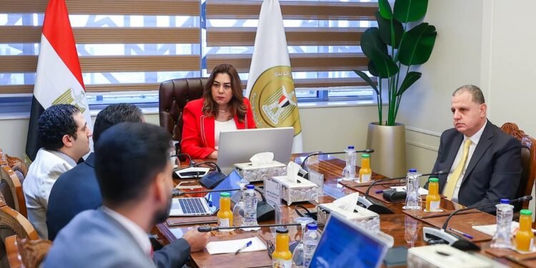 وزيرة التنمية المحلية والبيئة تتابع جهود تيسير وتبسيط منظومة تراخيص المحال العامة بالمحافظات