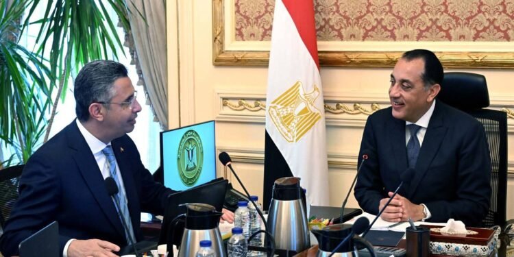 رئيس الوزراء يتابع مع وزير التموين استعدادات استقبال العيد الأضحى المبارك