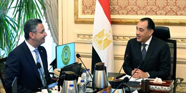 رئيس الوزراء يتابع مع وزير التموين استعدادات استقبال العيد الأضحى المبارك