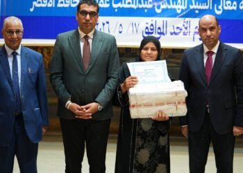 وزير العمل يسلم ماكينات تفصيل وخياطة لخريجات التدريب المهني بالأقصر لدعم المشروعات الصغيرة