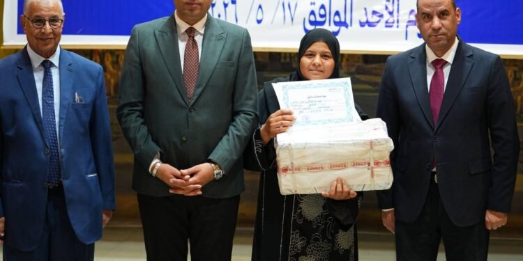 وزير العمل يسلم ماكينات تفصيل وخياطة لخريجات التدريب المهني بالأقصر لدعم المشروعات الصغيرة