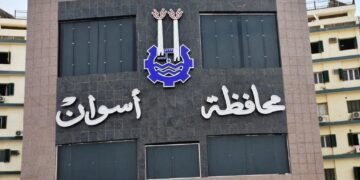 محافظ أسوان ينعى ضحايا حادث توشكى المروع.. والتنسيق مع محافظ الدقهلية لنقل جثامين المتوفين الـ 10 وتسليمهم لذويهم