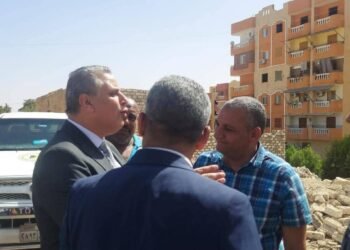 محافظ أسوان يقرر إحالة مسئولى الأملاك والإدارات الهندسية والتصالح والمتغيرات بمدن أسوان وإدفو وكوم أمبو للتحقيق فى حماية أملاك الدولة والتصدى لمخالفات البناء