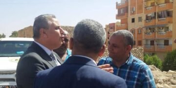 محافظ أسوان يقرر إحالة مسئولى الأملاك والإدارات الهندسية والتصالح والمتغيرات بمدن أسوان وإدفو وكوم أمبو للتحقيق فى حماية أملاك الدولة والتصدى لمخالفات البناء