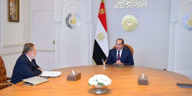 السيسي يتابع مع محافظ المركزي خفض التضخم إلى 11% وارتفاع الاحتياطي إلى 53 مليار دولار.. ويوجه بتسريع الاستدامة المالية