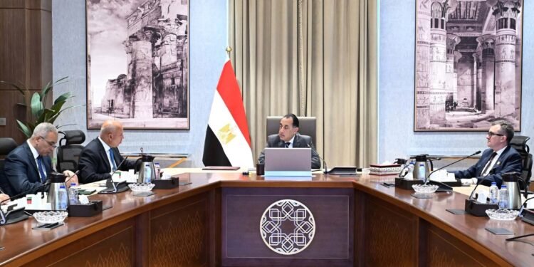 رئيس الوزراء يتابع الموقف التنفيذي لعدد من مشروعات قطاع الطرق