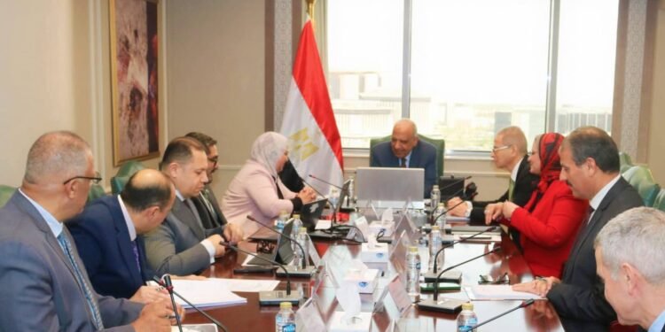 وزير الكهرباء والطاقة المتجددة يبحث مع وفد البنك الدولي سبل دعم وتعزيز الشراكة والتعاون في مجالات دعم وتقوية الشبكة الموحدة