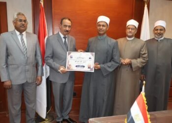 محافظ سوهاج يكرم 10 من الأئمة الفائزين في مسابقة وزارة الأوقاف “دوري الأئمة النجباء”