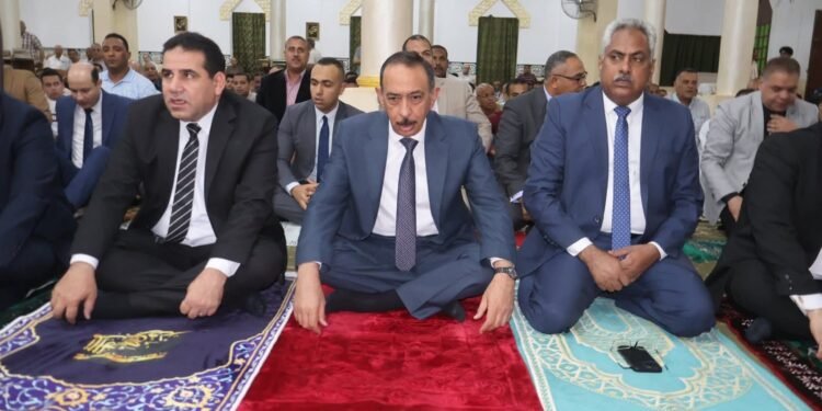 محافظ سوهاج يؤدي صلاة عيد الأضحى المبارك بمسجد “الشرطة” بمدينة ناصر
