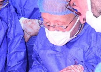 فريق طبي يقوده رئيس جامعة سوهاج.. ينقذ زراع شاب عشريني من إصابته بالشلل عقب تعرضه لحادث مروع