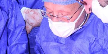 فريق طبي يقوده رئيس جامعة سوهاج.. ينقذ زراع شاب عشريني من إصابته بالشلل عقب تعرضه لحادث مروع