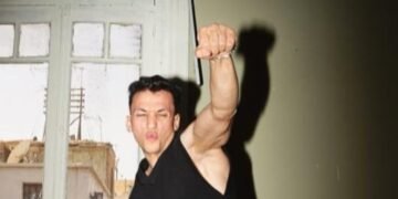 بصورة سينمائية وإحساس مختلف.. مصطفى طيبه يواصل التحضير لطرح كليب «روحي ضلمة» قريبًا