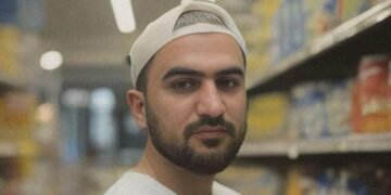 ملامح من تجربة علي الأحمري في بناء الأثر بين العقار والمحتوى
