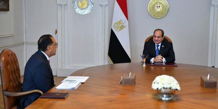 السيسي يوجه بالإسراع في مشروعات الطاقة المتجددة لرفع مساهمتها إلى 45% بحلول 2028.. ويتابع محطات شمسية ورياح بقدرة 7100 ميجاوات