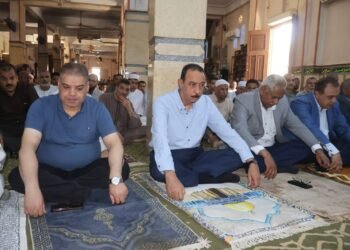 محافظ سوهاج يؤدي صلاة الجمعة بمسجد الشهيد عبد المنعم رياض