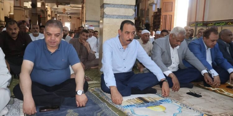 محافظ سوهاج يؤدي صلاة الجمعة بمسجد الشهيد عبد المنعم رياض