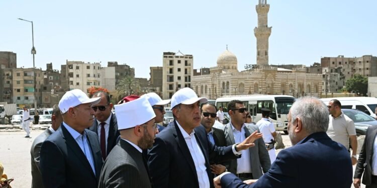 رئيس الوزراء يتفقد أعمال ترميم وإعادة إحياء مسجد المسبح بالسيدة عائشة