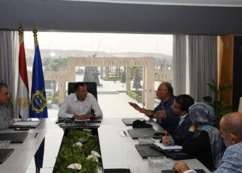 محافظ أسوان يتابع مع فريق عمل مؤسسة “أغاخان للخدمات الثقافية مصر” تطوير مسجد الطابية والمنطقة المحيطة