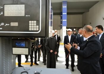 عقب تفقده هيئة النقل العام بالقاهرة: رئيس الوزراء يفتتح محطة تموين سيارات محافظة القاهرة المحوكمة