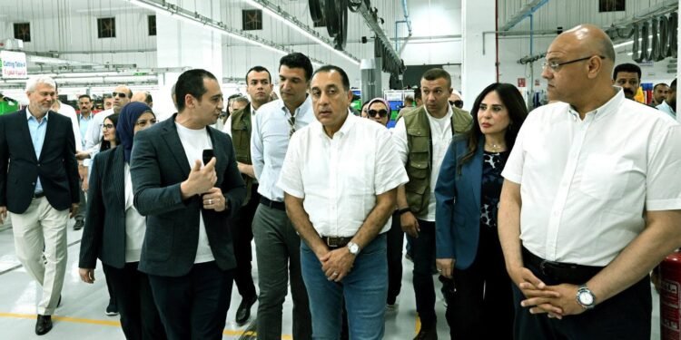 رئيس الوزراء يفتتح التوسعات الجديدة بمشروع “شاهينلر إيجيبت 2” لصناعة الملابس الجاهزة ببرج العرب الجديدة