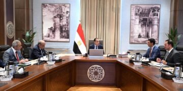 رئيس الوزراء يكلف بعرض الصورة النهائية لمبادرة تشجيع تركيب الواح الطاقة الشمسية في المصانع والمنازل على مجلس الوزراء