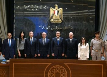 رئيس الوزراء يشهد توقيع اتفاقية بين جهاز مشروعات الخدمة الوطنية وشركة “طاقة عربية” لنقل ملكية حصة من محطات وقود “وطنية”