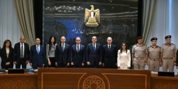 رئيس الوزراء يشهد توقيع اتفاقية بين جهاز مشروعات الخدمة الوطنية وشركة “طاقة عربية” لنقل ملكية حصة من محطات وقود “وطنية”