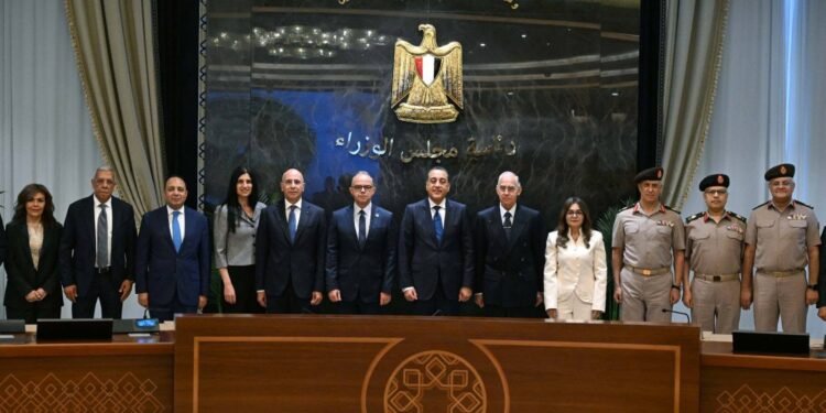 رئيس الوزراء يشهد توقيع اتفاقية بين جهاز مشروعات الخدمة الوطنية وشركة “طاقة عربية” لنقل ملكية حصة من محطات وقود “وطنية”