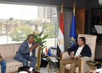 محافظ أسوان يلتقى مسئولى مصنع أسمنت أسوان لبحث تنفيذ مشروع إنتاج الوقود البديل من المخلفات