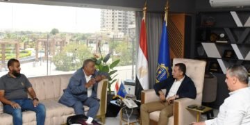 محافظ أسوان يلتقى مسئولى مصنع أسمنت أسوان لبحث تنفيذ مشروع إنتاج الوقود البديل من المخلفات