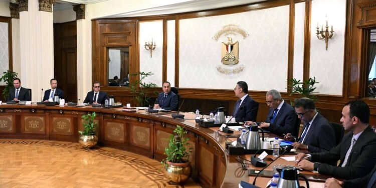 رئيس الوزراء يتابع موقف تدبير الاعتمادات المالية لتوفير احتياجات الدولة من المنتجات البترولية