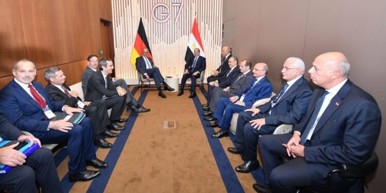 السيسي يدعو المستشار الألماني لزيارة مصر ويبحث تعزيز الشراكة الاستراتيجية وقضية غزة بإيفيان