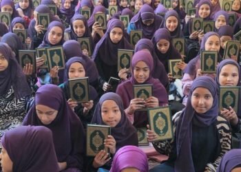 تنفيذا لتوجيهات الإمام الأكبر.. الأزهر يطلق خطة لتوزيع المصاحف على الكتاتيب بالمحافظات