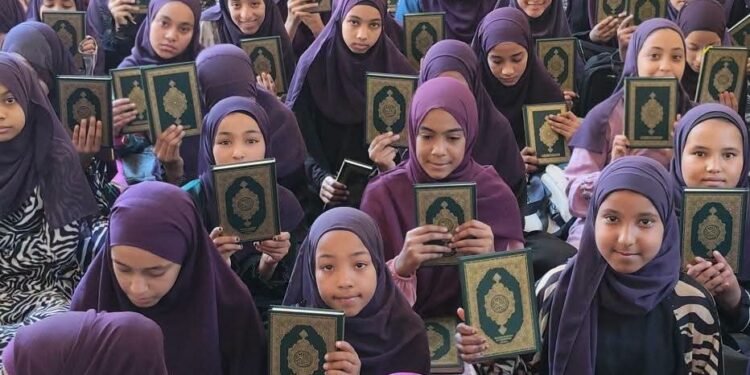 تنفيذا لتوجيهات الإمام الأكبر.. الأزهر يطلق خطة لتوزيع المصاحف على الكتاتيب بالمحافظات