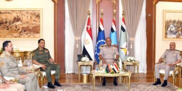 وزير الدفاع والإنتاج الحربي يلتقي نائب القائد العام للجيش الوطني الليبي ورئيس الأركان العامة للجيش الوطني الليبي