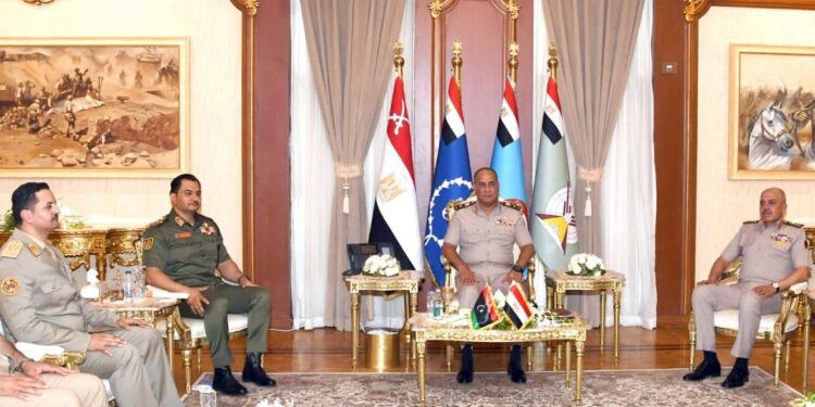 وزير الدفاع والإنتاج الحربي يلتقي نائب القائد العام للجيش الوطني الليبي ورئيس الأركان العامة للجيش الوطني الليبي