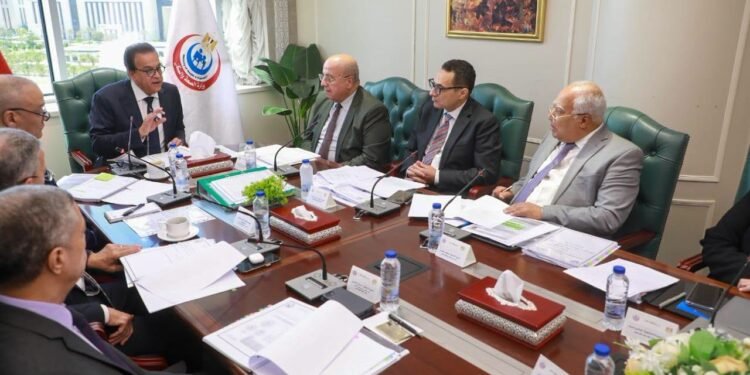 وزير الصحة يترأس اجتماع صندوق التعويض عن مخاطر المهن الطبية ويوجه بالتوسع في تدريب الفرق الطبية