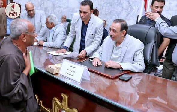 محافظ سوهاج يعقد اللقاء الجماهيري الأسبوعي لبحث مطالب المواطنين وحل مشكلاتهم