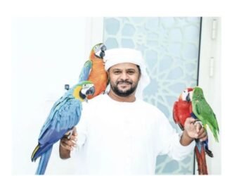 علي البلوشي.. اقدم عروض تدريب الطيور في المنتزهات لاسعاد زوارها