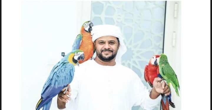 علي البلوشي.. اقدم عروض تدريب الطيور في المنتزهات لاسعاد زوارها